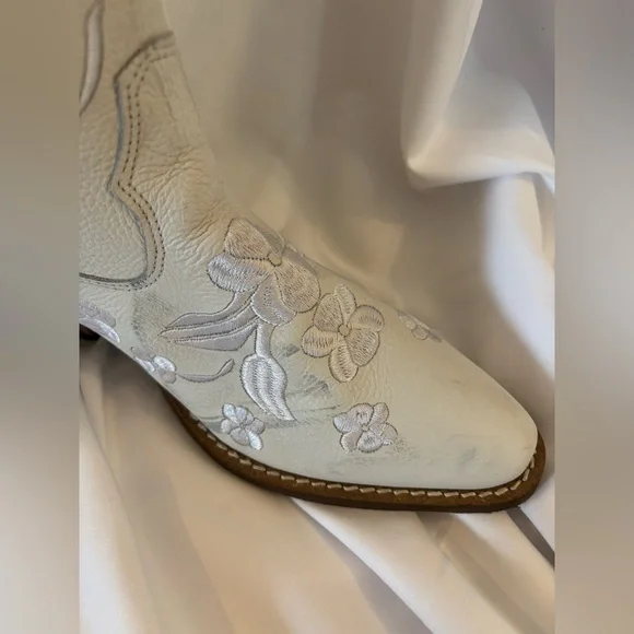 Dingo White Embroidered Western Heeled Boots - Picture 5 of 14